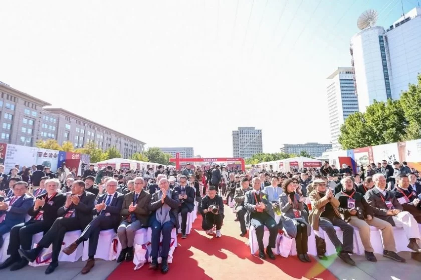 北京国际摄影周2024:11个平行展区、5400余幅影像作品亮相北京(图2) 北京国际摄影周2024开幕:光影艺术展现新时代风采(图2)