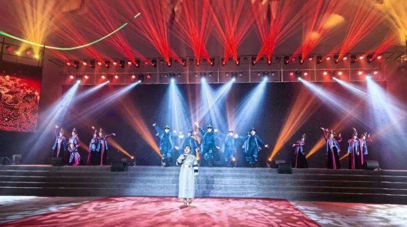 塑文旅地标焕产业生态,大型体验式民族歌舞秀《额济纳》圆满收官(图2) 塑文旅地标焕产业生态,大型体验式民族歌舞秀《额济纳》圆满收官(图2)