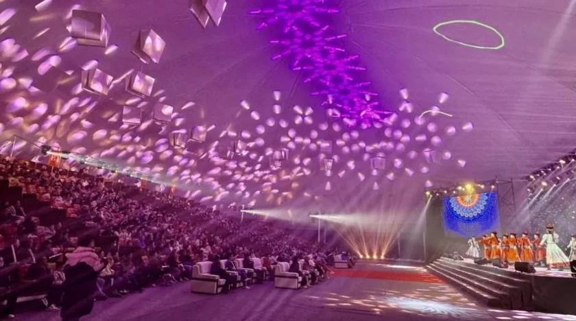 塑文旅地标焕产业生态,大型体验式民族歌舞秀《额济纳》圆满收官(图4) 塑文旅地标焕产业生态,大型体验式民族歌舞秀《额济纳》圆满收官(图4)