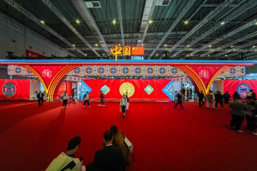 活化纹样文化基因 向世界讲述中国故事——“北京(西城)文化数字基因工程”亮相进博会(图2) 活化纹样文化基因 向世界讲述中国故事——“北京(西城)文化数字基因工程”亮相进博会(图2)