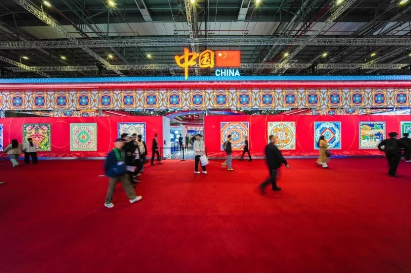 活化纹样文化基因 向世界讲述中国故事——“北京(西城)文化数字基因工程”亮相进博会(图4) 活化纹样文化基因 向世界讲述中国故事——“北京(西城)文化数字基因工程”亮相进博会(图4)