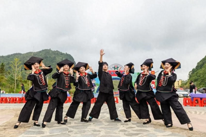 “把客人唱到山里来”(图1) “把客人唱到山里来”(图1)