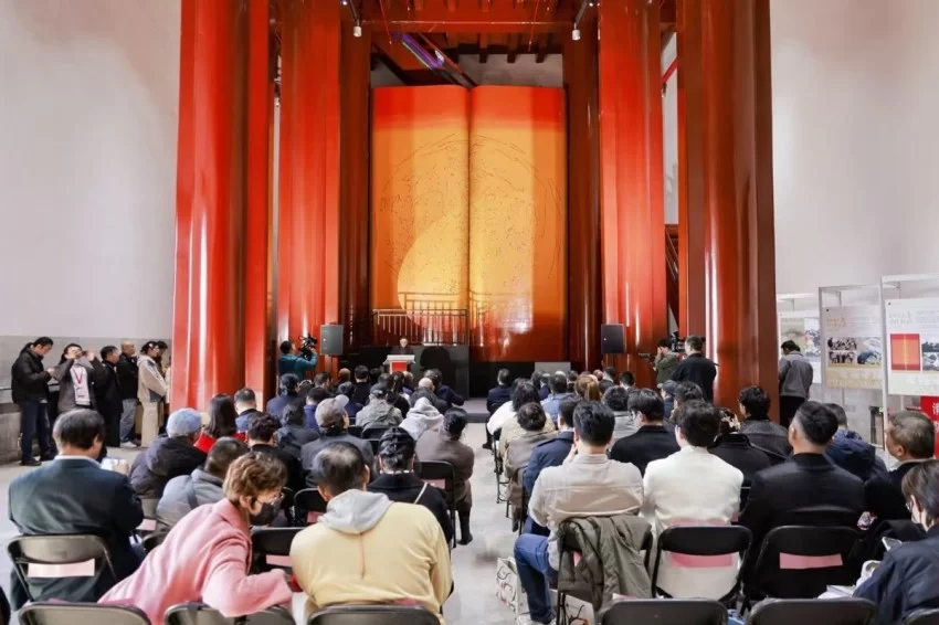 用传承技艺描绘北京中轴线, 巨幅漆画问世于正阳门,三幅知名中轴线画作同时亮相(图1) 巨幅漆画问世于正阳门,三幅知名中轴线画作同时亮相(图1)