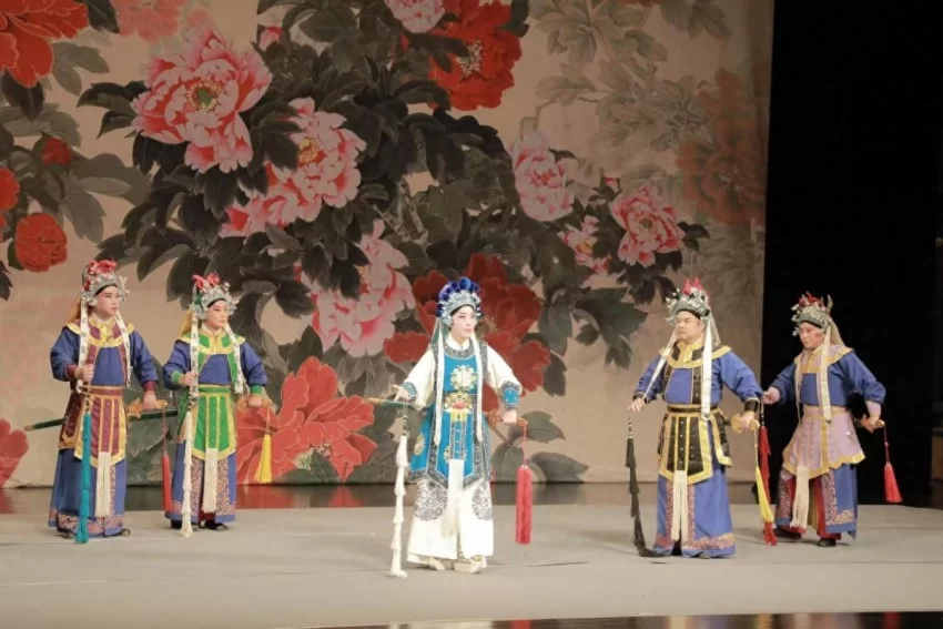 河南戏曲六进清华大学 师生与艺术家“尖锐”对话(图1) 河南戏曲六进清华大学 师生与艺术家“尖锐”对话(图1)