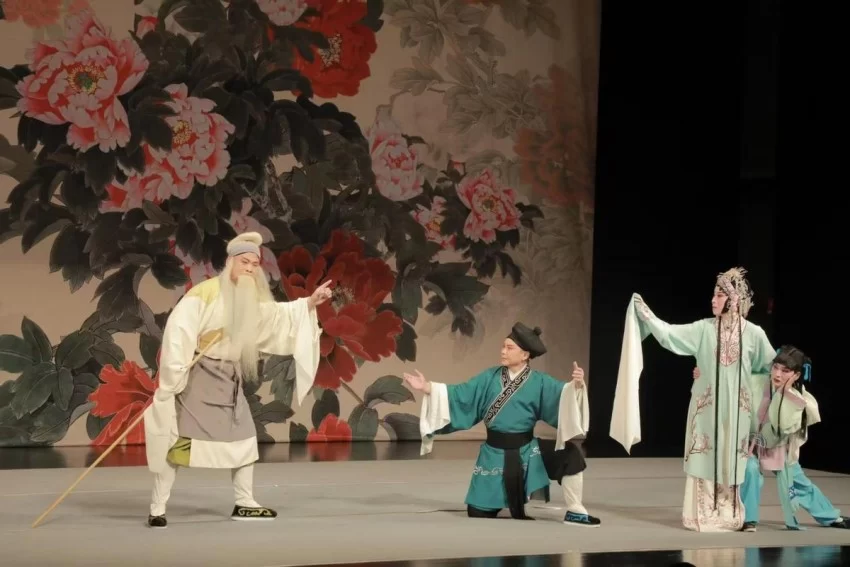 河南戏曲六进清华大学 师生与艺术家“尖锐”对话(图4) 河南戏曲六进清华大学 师生与艺术家“尖锐”对话(图4)