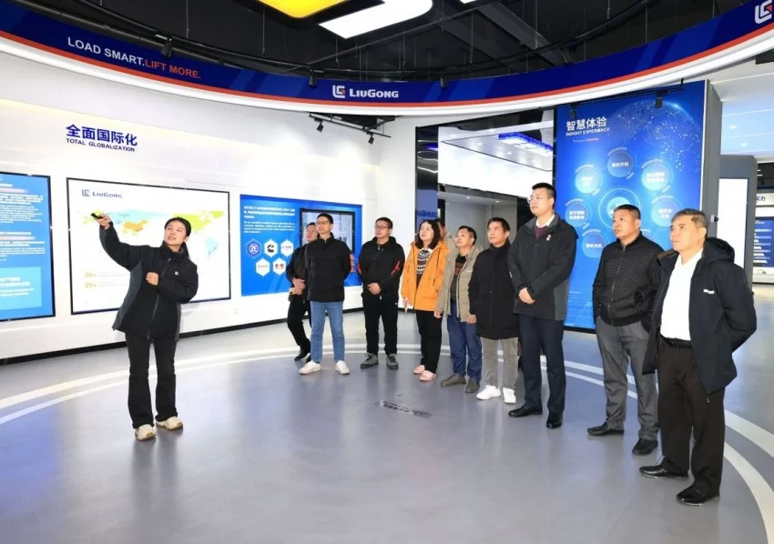 “共同体八桂行·柳州站”全媒体采访行动暨广西民族报社签约作家座谈会在柳州圆满举行(图3) “共同体八桂行·柳州站”全媒体采访行动暨广西民族报社签约作家座谈会在柳州圆满举行(图3)