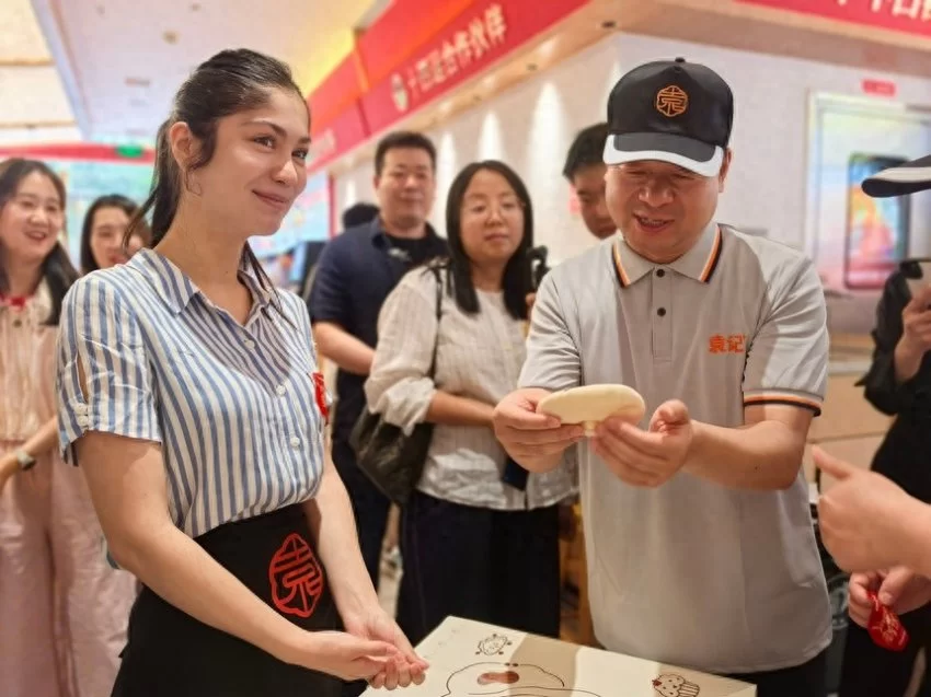 非遗肉夹馍破圈潮玩 中外青年争当“长安打馍人”(图1)