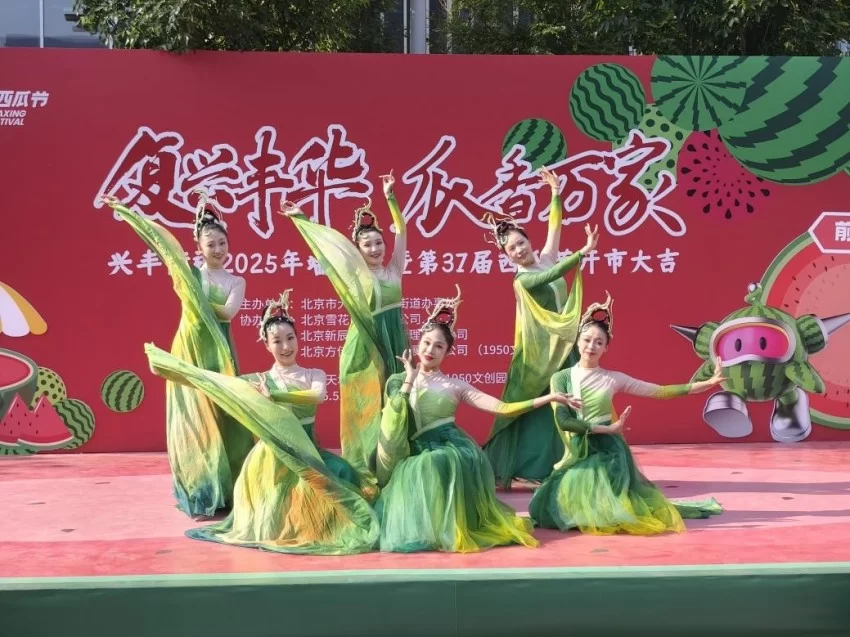 兴丰街道联动百家门店打造“瓜香消费周”，西瓜节市集激活消费新引擎(图2)