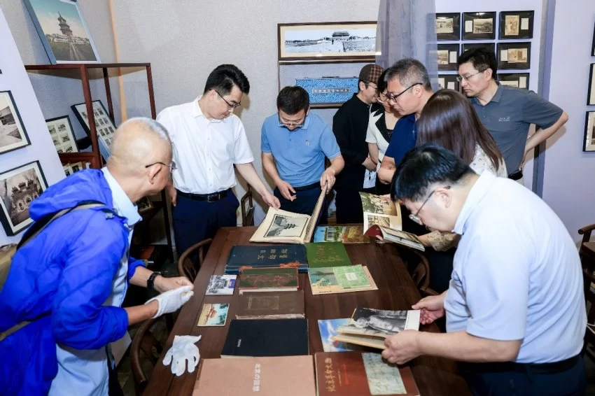 “中轴线上的烟火气——庆祝北京中轴线申遗成功一周年历史影像展”启幕(图5) “中轴线上的烟火气——庆祝北京中轴线申遗成功一周年历史影像展”启幕(图5)