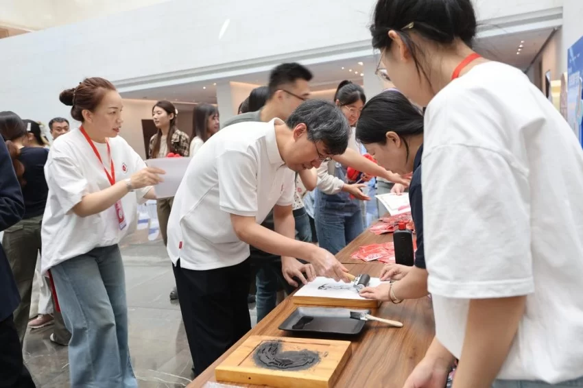 2025年久久公益节——“数字文物全民守护行动”河南省主会场启动仪式在殷墟博物馆举行(图7) 2025年久久公益节——“数字文物全民守护行动”河南省主会场启动仪式在殷墟博物馆举行(图7)