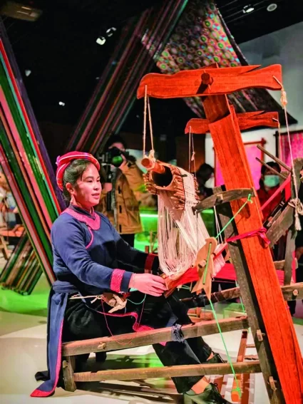 李素英:把壮锦老纹样装进“新瓶子”