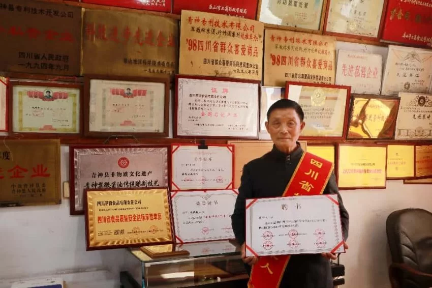 我就是照亮前路的一束光——一等伤残军人张仲安八十年风雨人生的生命答卷(图2) 我就是照亮前路的一束光——一等伤残军人张仲安八十年风雨人生的生命答卷(图2)