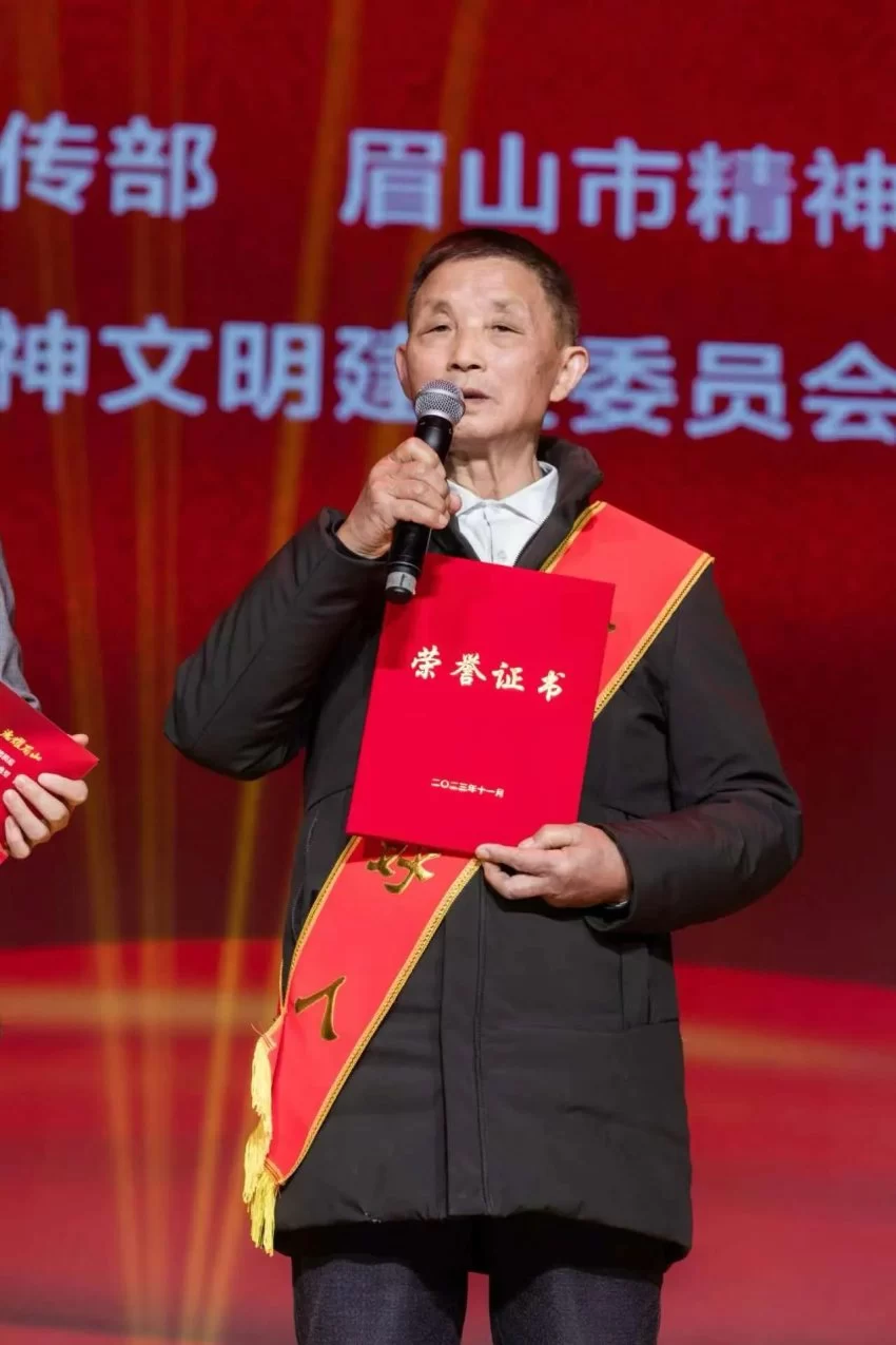 以专一破万难 以赤诚铸辉煌——重伤之上的人生答卷(图2)