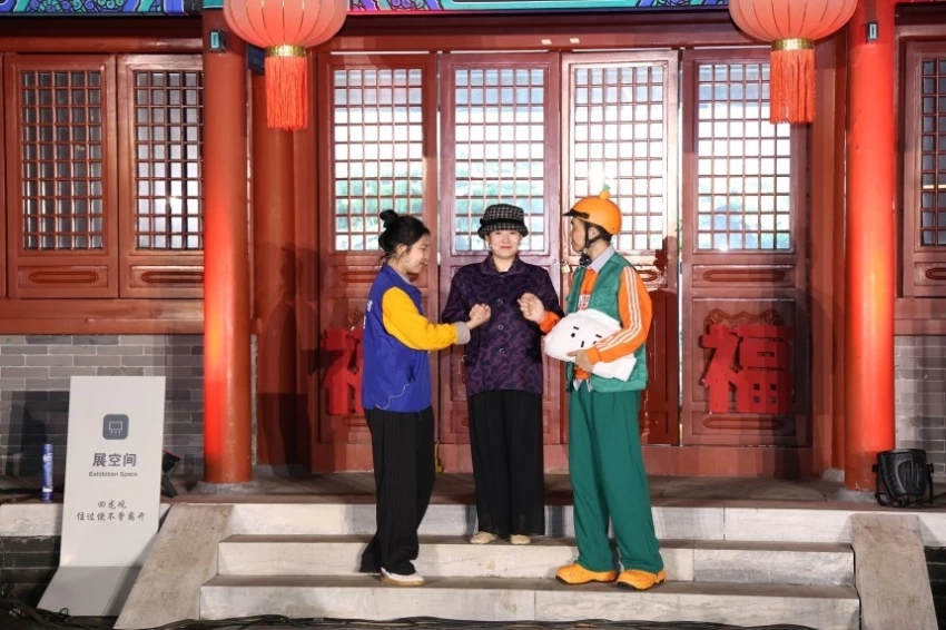 古寺搭台，居民演身边人、说身边事——原创沉浸式戏剧《家在回天》引共鸣(图2)